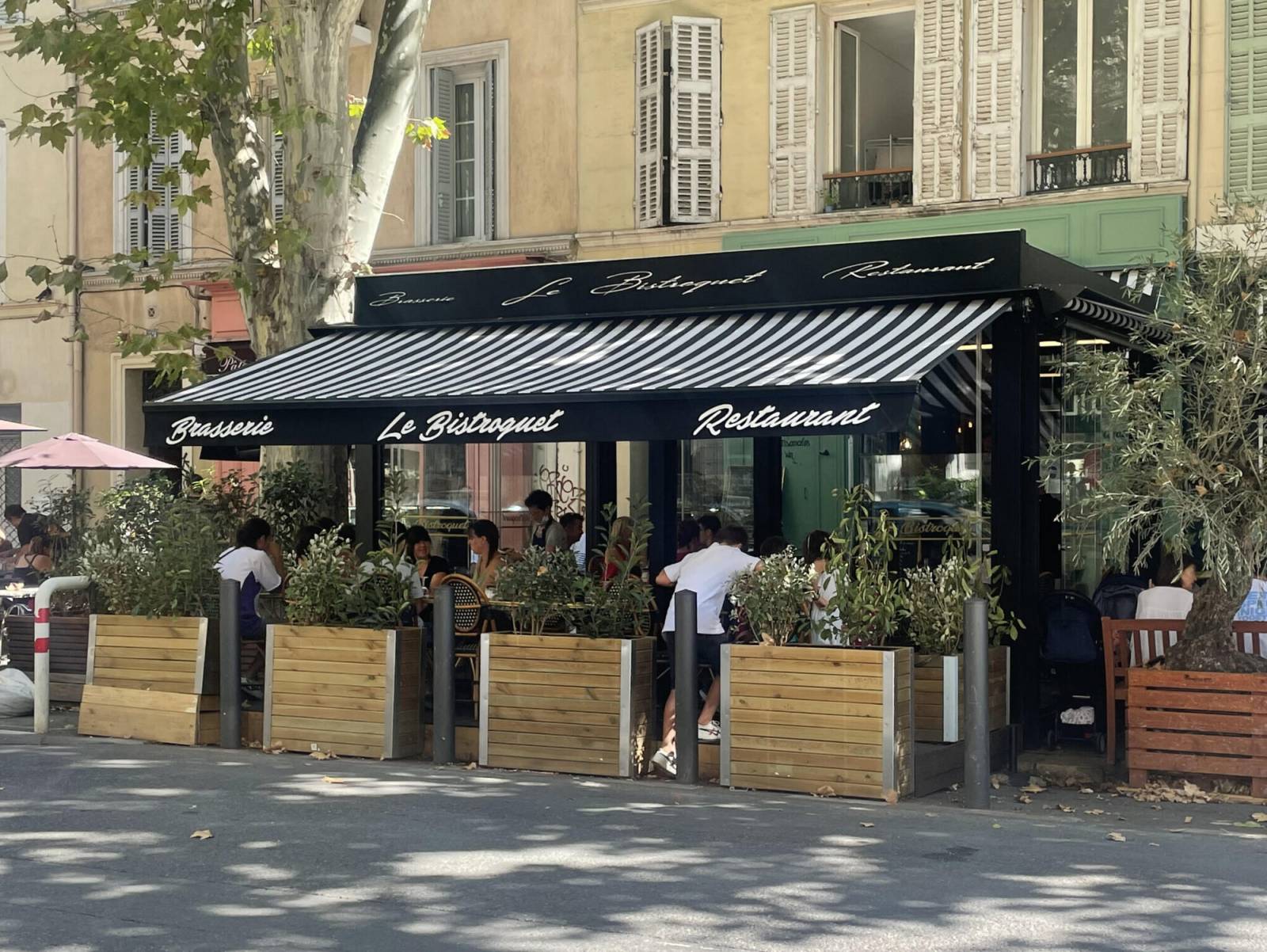 Installation d'un store à bannes électrique pour un restaurant à Marseille