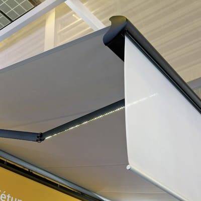 Pose de bras LED sur terrasse