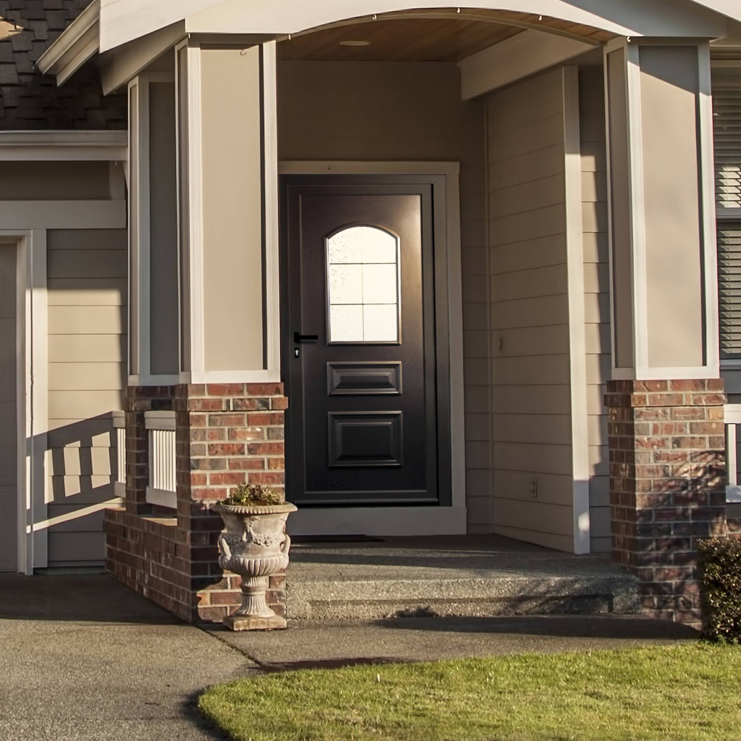 Mise en place d'une porte d'entrée en aluminium classique à Martigues