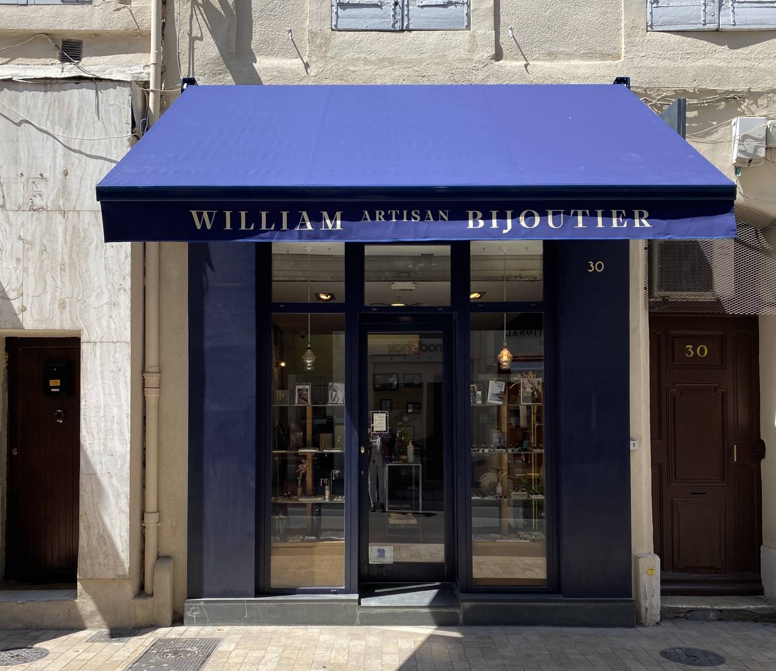 Store banne personnalisé bleu marine et doré pour un commerce