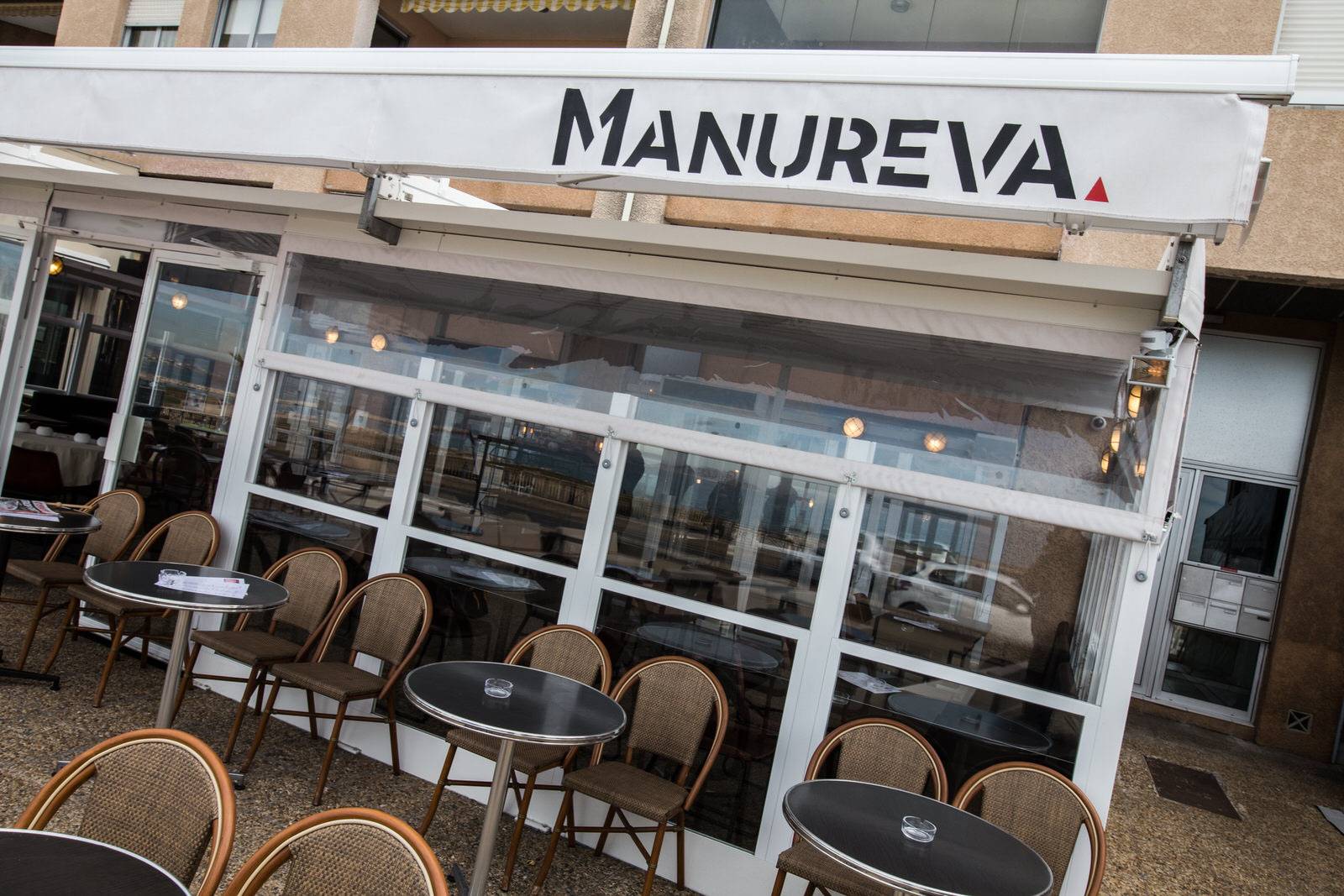 Installation d'un store à bannes sur mesure avec flocage pour une brasserie à Marseille 8eme