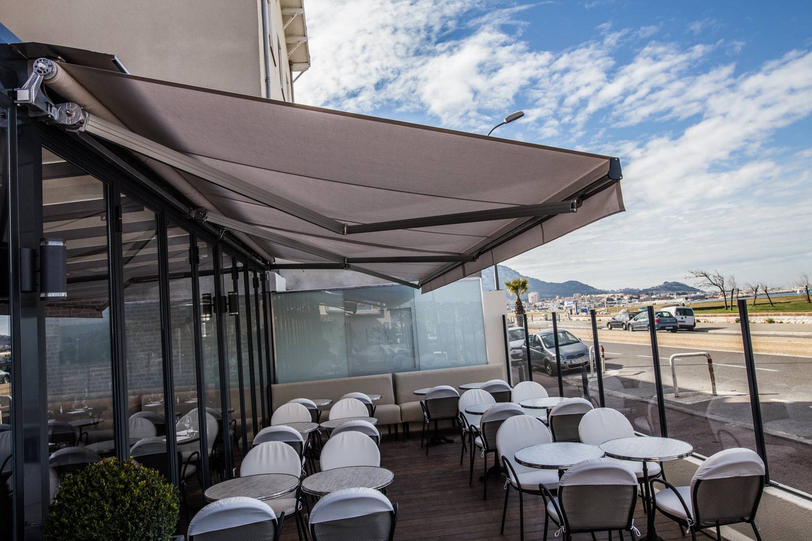 Installation d'un stores banne design pour une terrasse de bar à Marseille