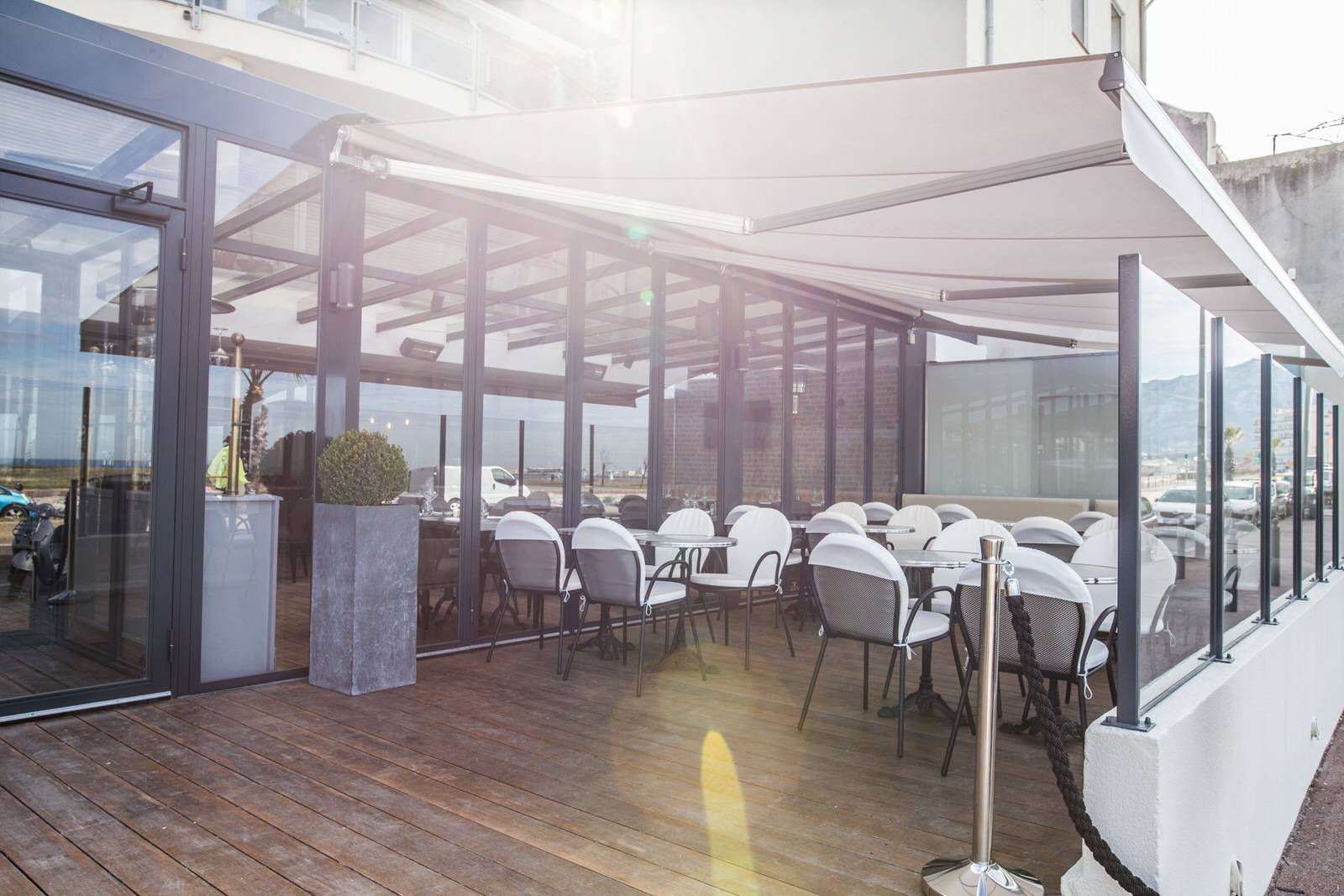 Couverture de terrasse grâce à un store banne motorisé